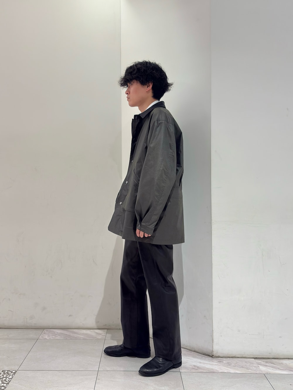 グリーン系のその他アウター、ホワイト系のシャツ/ブラウスを着用したメンズの春コーディネートの4枚目の写真