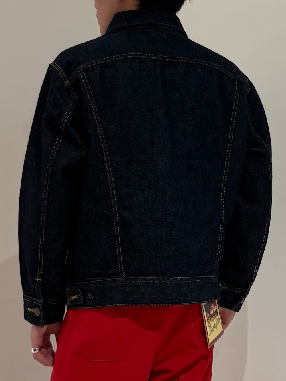 レッド系のその他パンツ、ブルー系のデニムジャケットを着用したメンズの冬コーディネートの7枚目の写真