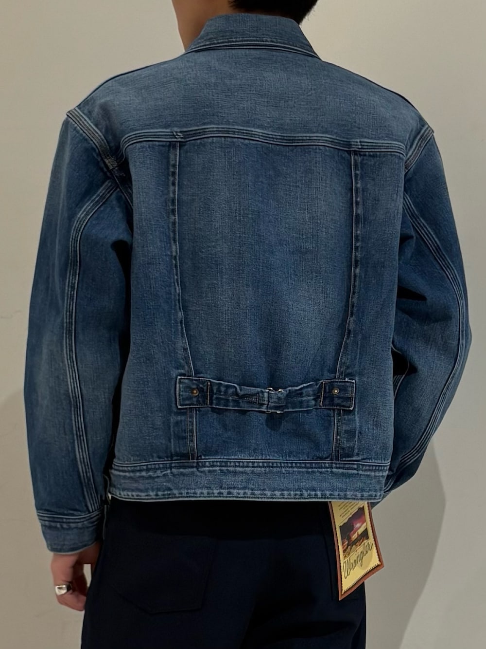 ブルー系のデニムジャケット、その他のシャツ/ブラウス、ブルー系のその他パンツを着用したメンズの冬コーディネートの7枚目の写真