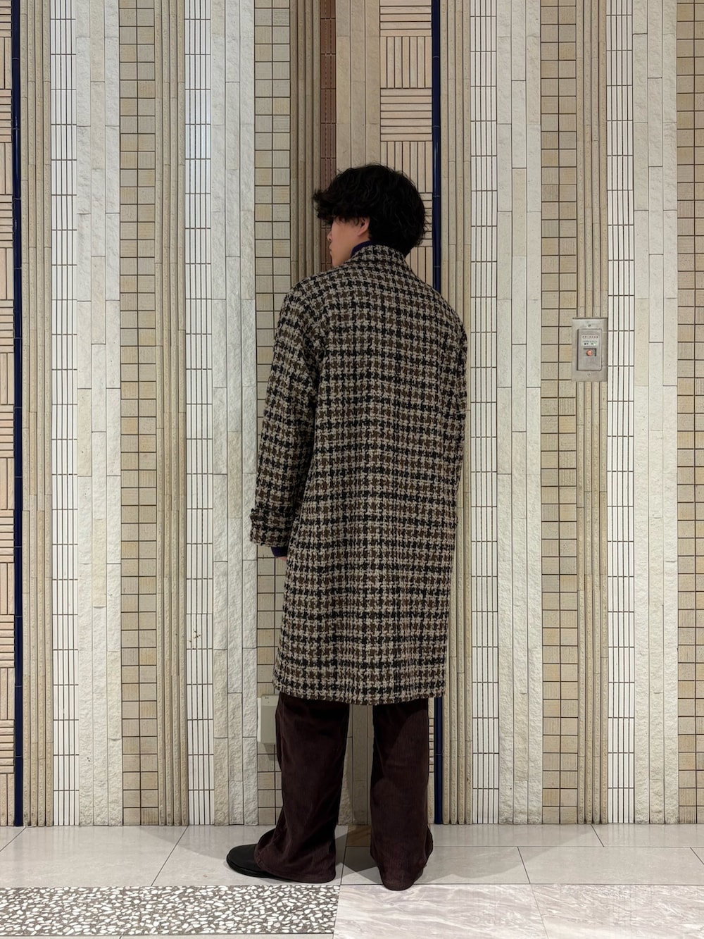 ベージュ系のステンカラーコート、パープル系のテーラードジャケットを着用したメンズの冬コーディネートの7枚目の写真