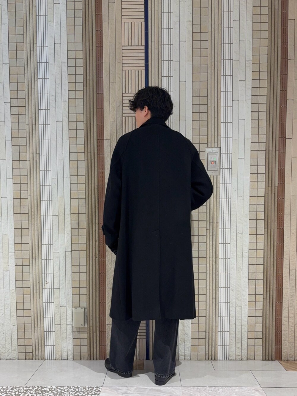 ブラック系のその他アウター、ブラック系のニット/セーター、ブラック系のデニムパンツを着用したメンズの秋コーディネートの8枚目の写真