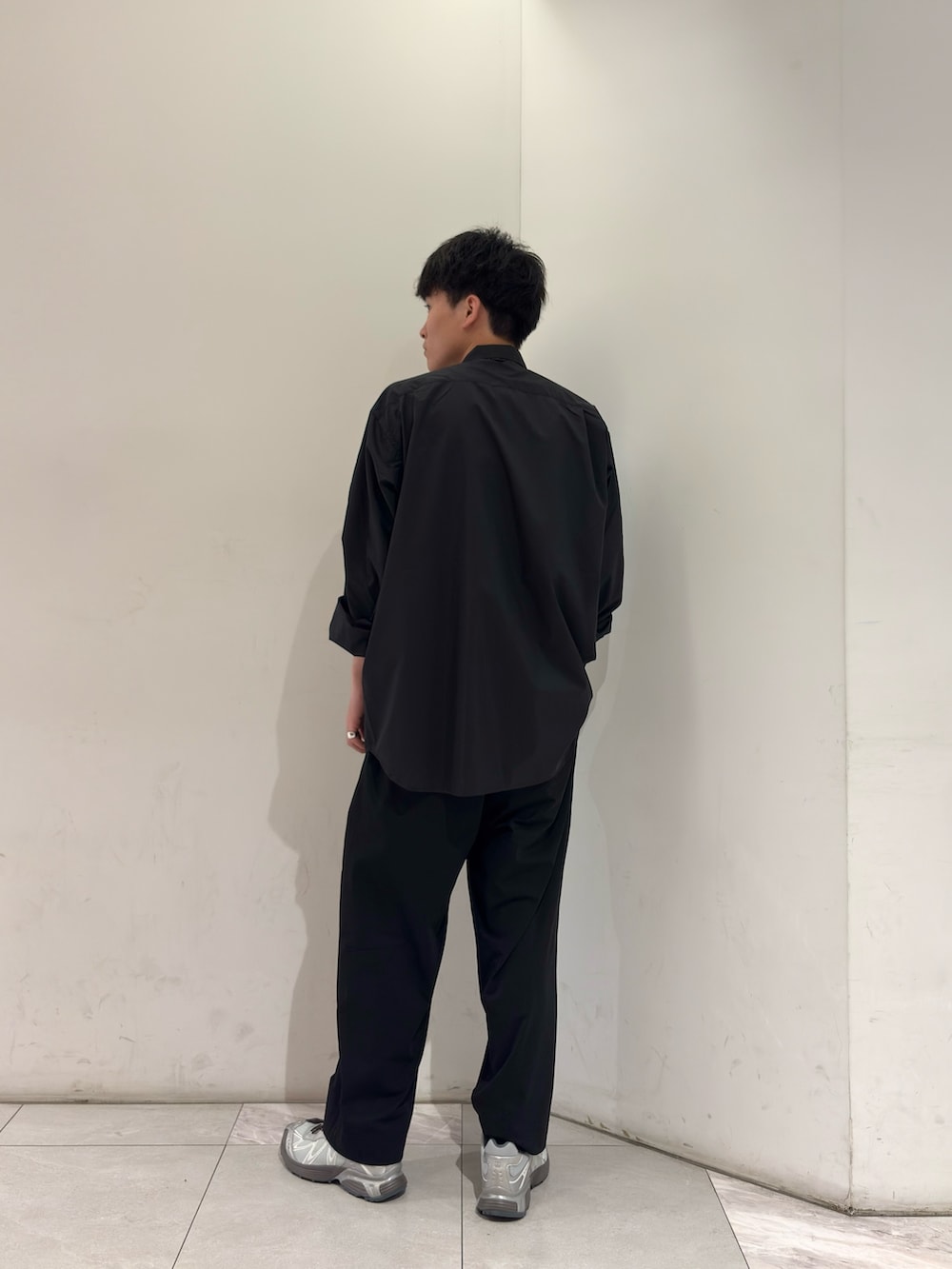 ブラック系のシャツ/ブラウス、ブラック系のTシャツ/カットソー、ブラック系のその他パンツを着用したメンズの春コーディネートの4枚目の写真