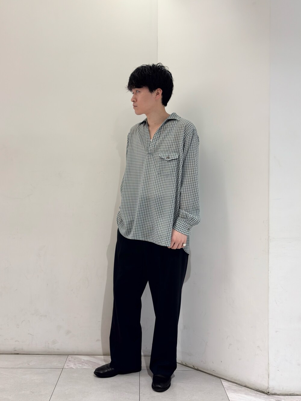 グリーン系のシャツ/ブラウス、ブルー系のその他パンツ、ブラック系のブーツを着用したメンズの春コーディネートの2枚目の写真