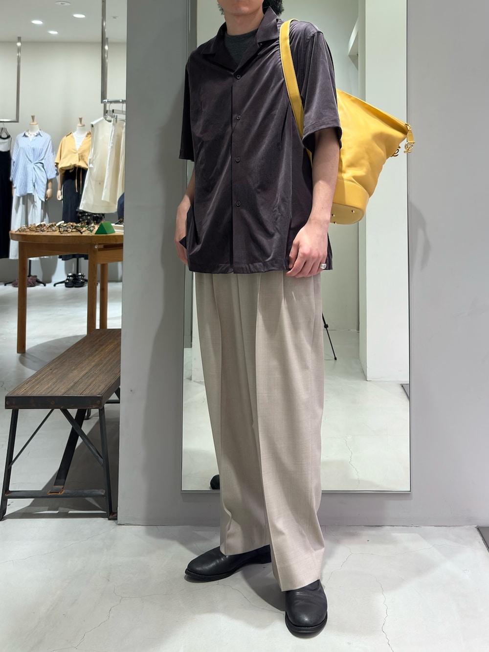 ブラウン系のシャツ/ブラウス、グレー系のTシャツ/カットソー、ベージュ系のその他パンツを着用したメンズの夏コーディネートの2枚目の写真