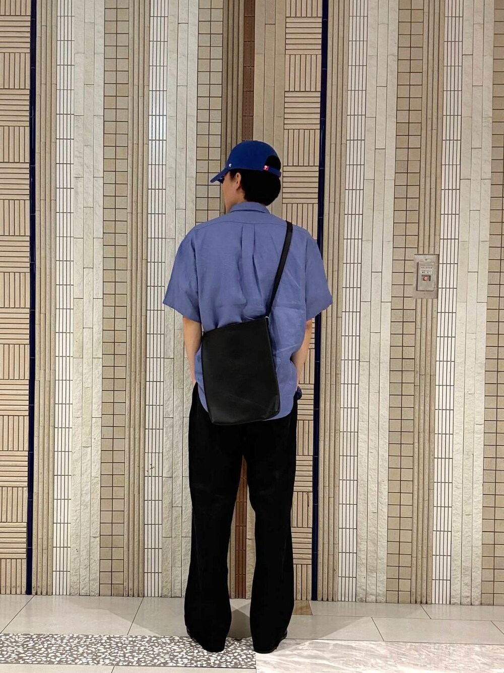 ブルー系のシャツ/ブラウス、ブルー系のその他パンツ、ホワイト系のTシャツ/カットソーを着用したメンズの夏コーディネートの3枚目の写真