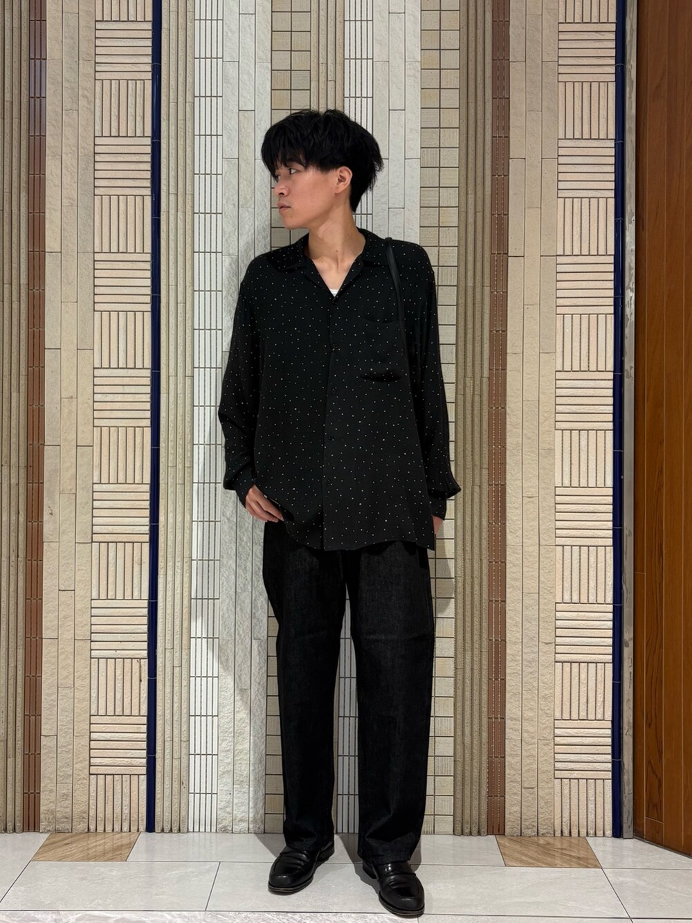 ブラック系のショルダーバッグを着用したメンズの秋コーディネートの2枚目の写真