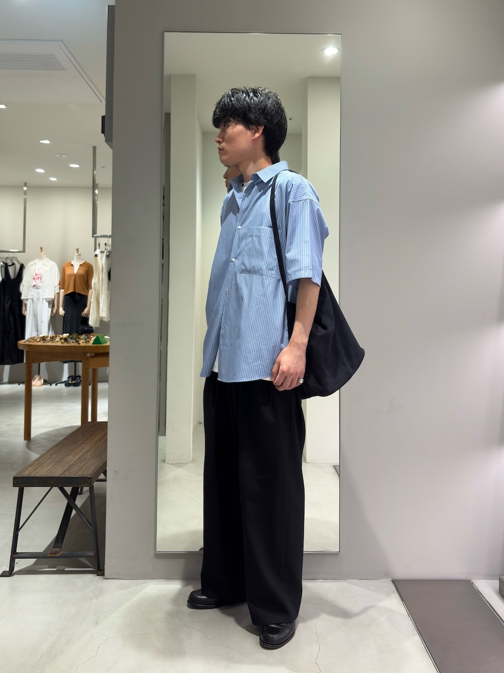その他のシャツ/ブラウス、ホワイト系のTシャツ/カットソー、ブルー系のトートバッグを着用したメンズの夏コーディネートの4枚目の写真