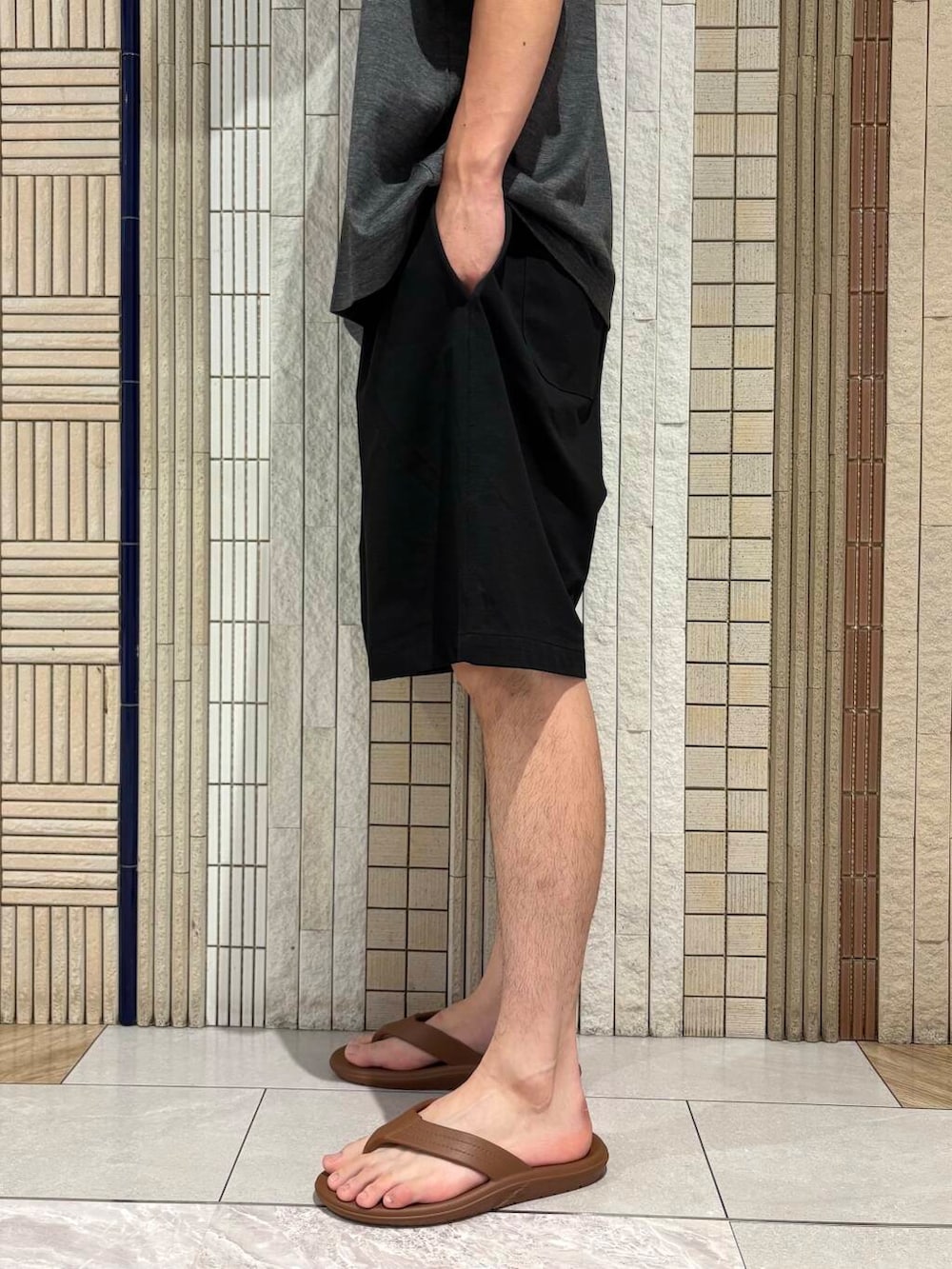 ブルー系のその他パンツ、ブラック系のショルダーバッグ、グレー系のTシャツ/カットソーを着用したメンズの夏コーディネートの7枚目の写真