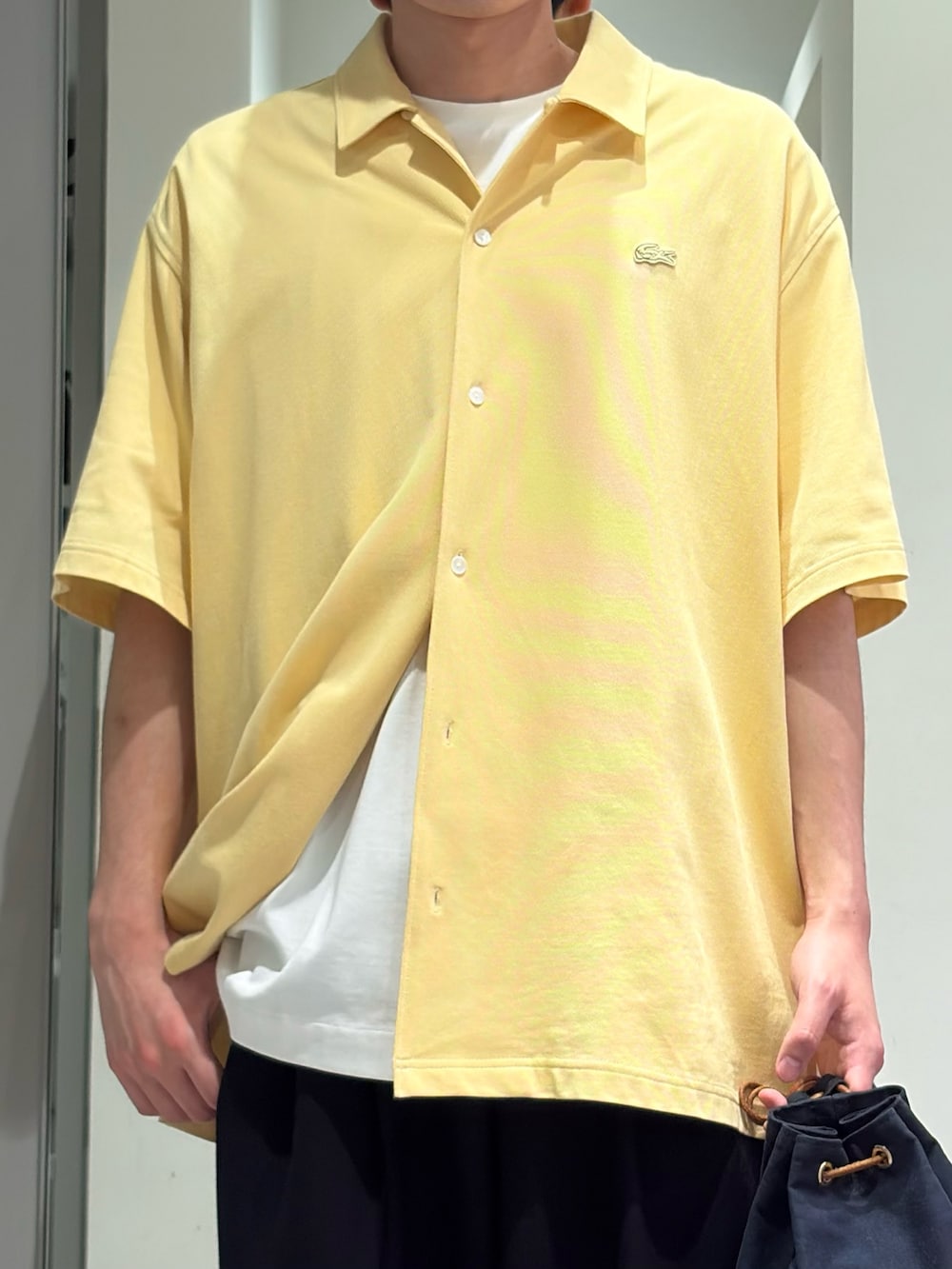 イエロー系のシャツ/ブラウス、ホワイト系のTシャツ/カットソー、その他のショルダーバッグを着用したメンズの夏コーディネートの3枚目の写真