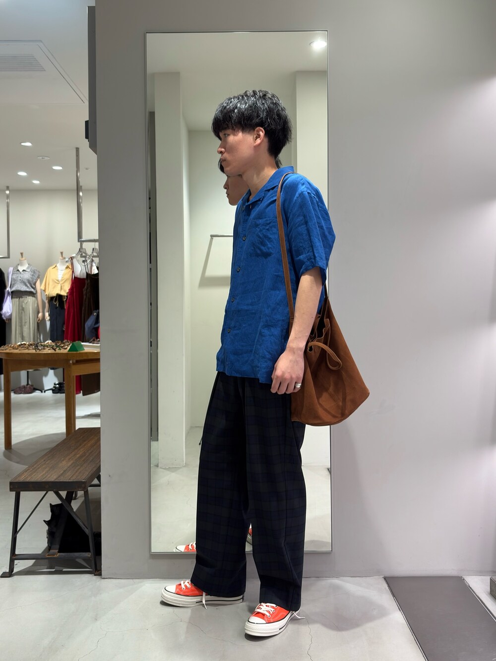 ブルー系のシャツ/ブラウス、その他のその他パンツ、オレンジ系のスニーカーを着用したメンズの夏コーディネートの4枚目の写真