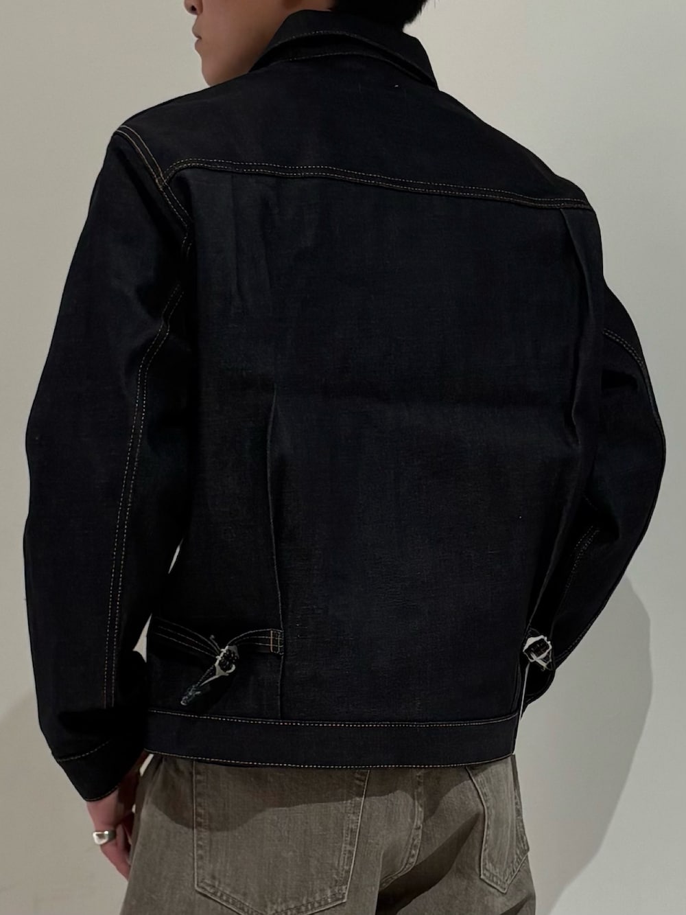 ブルー系のデニムジャケット、ブラウン系のデニムパンツを着用したメンズの冬コーディネートの7枚目の写真