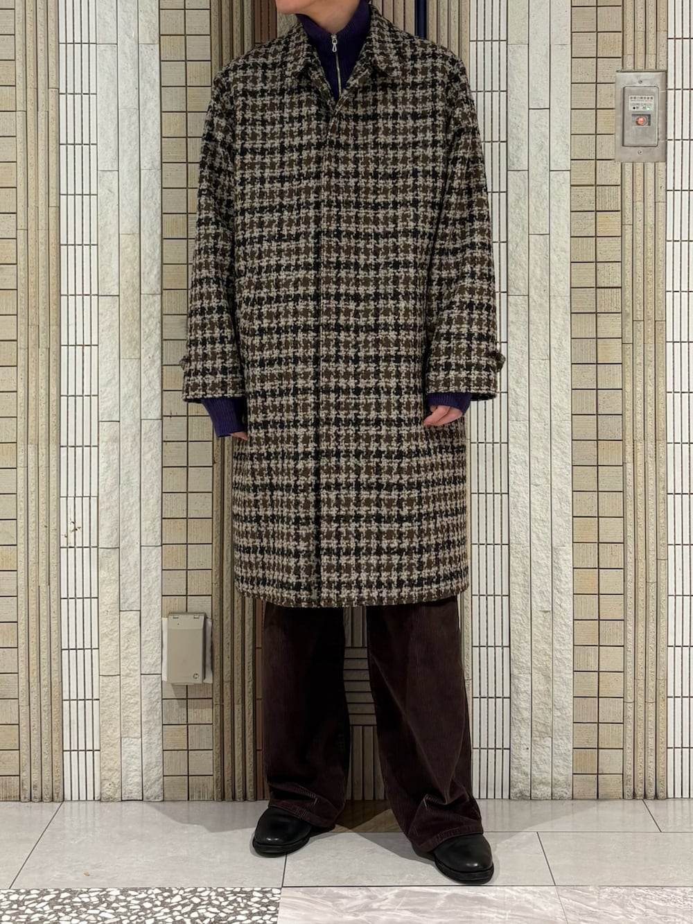 ベージュ系のステンカラーコート、パープル系のテーラードジャケットを着用したメンズの冬コーディネートの3枚目の写真