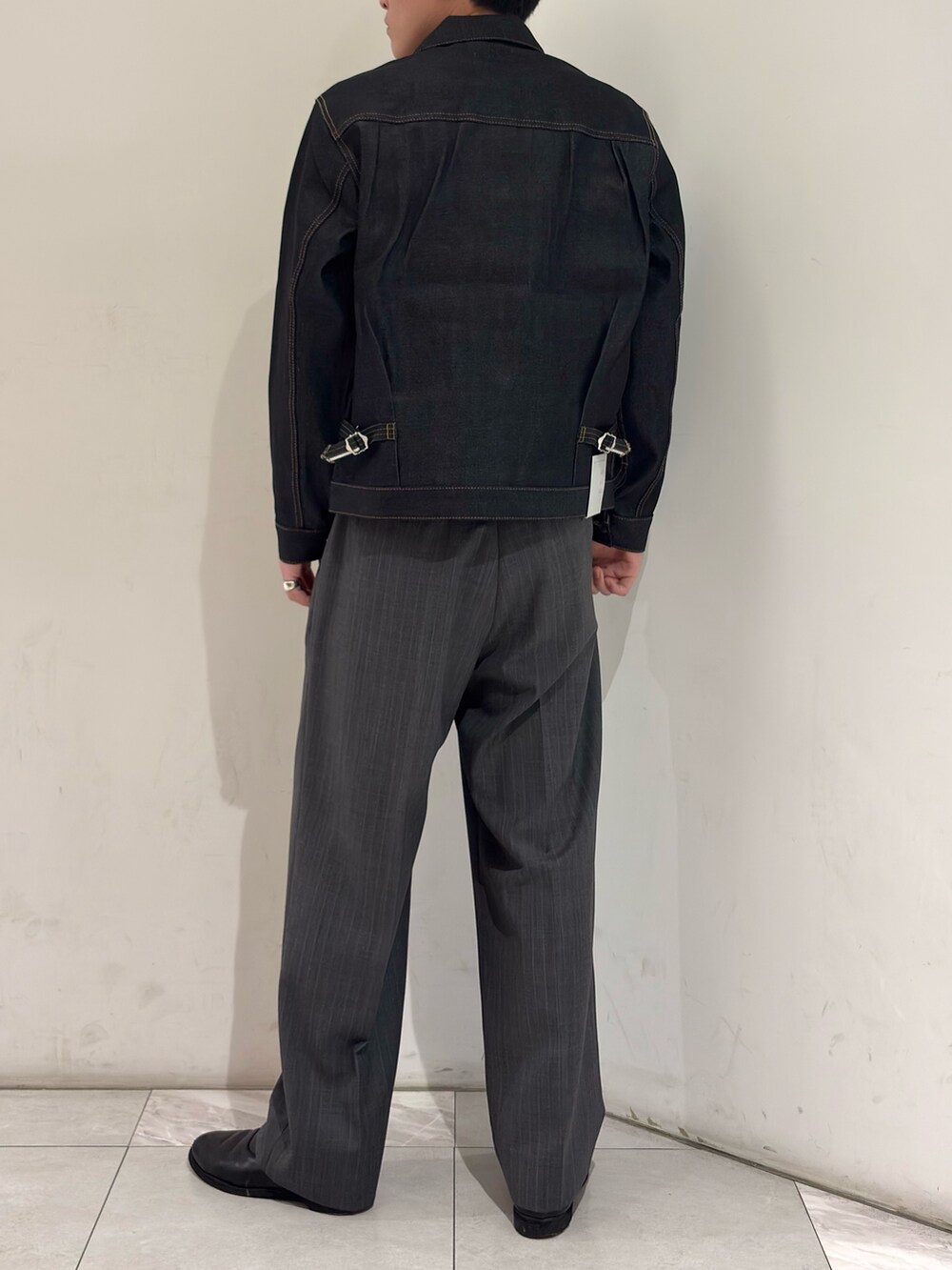 ブルー系のデニムジャケット、ホワイト系のシャツ/ブラウス、グレー系のその他パンツを着用したメンズの春コーディネートの6枚目の写真