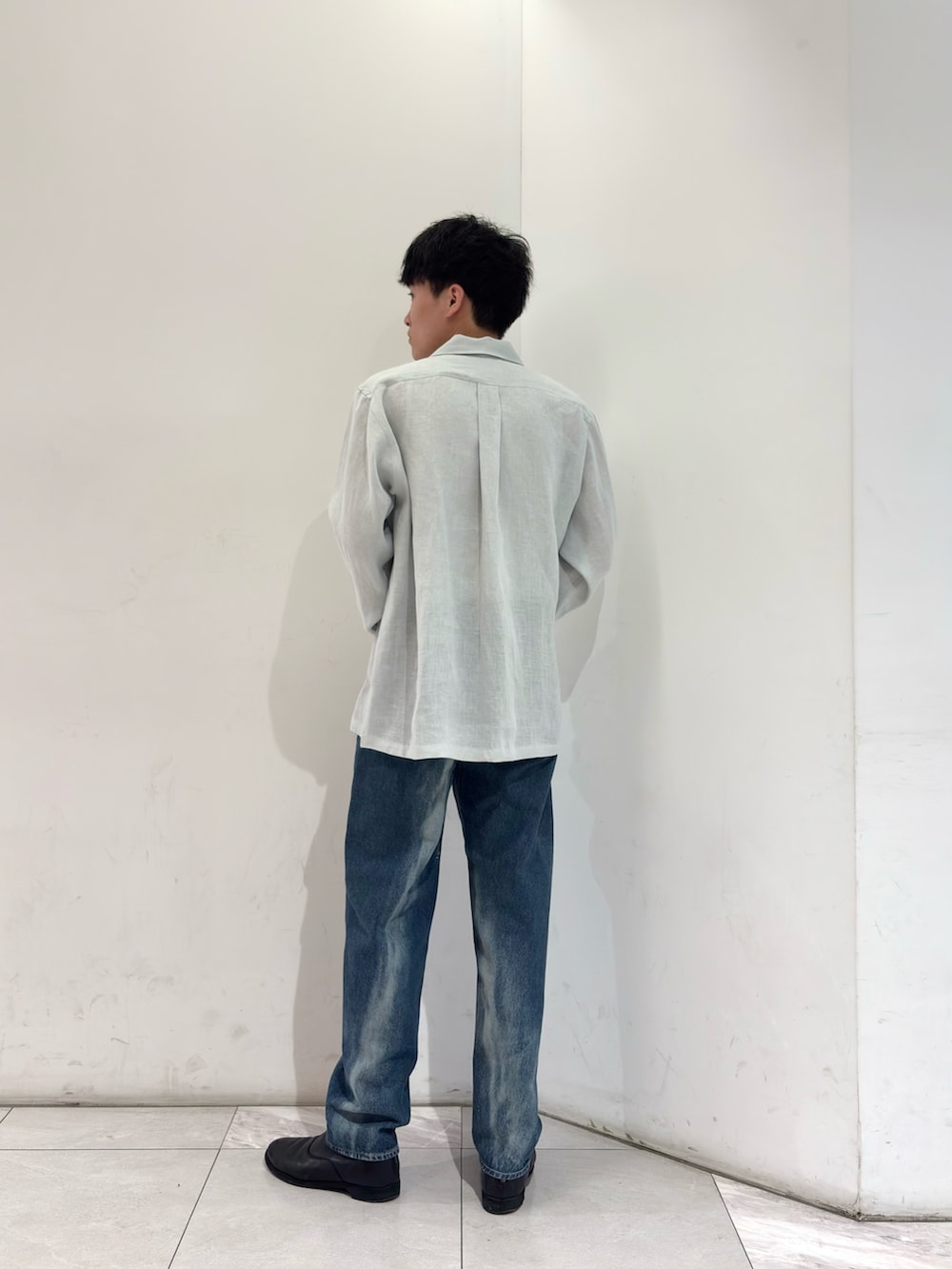 ブルー系のシャツ/ブラウス、ブルー系のデニムパンツ、ブラック系のブーツを着用したメンズの春コーディネートの5枚目の写真