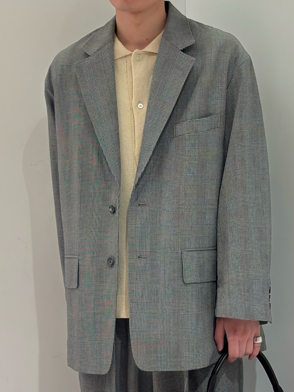 イエロー系のニット/セーター、ブラック系のブーツを着用したメンズの春コーディネートの4枚目の写真