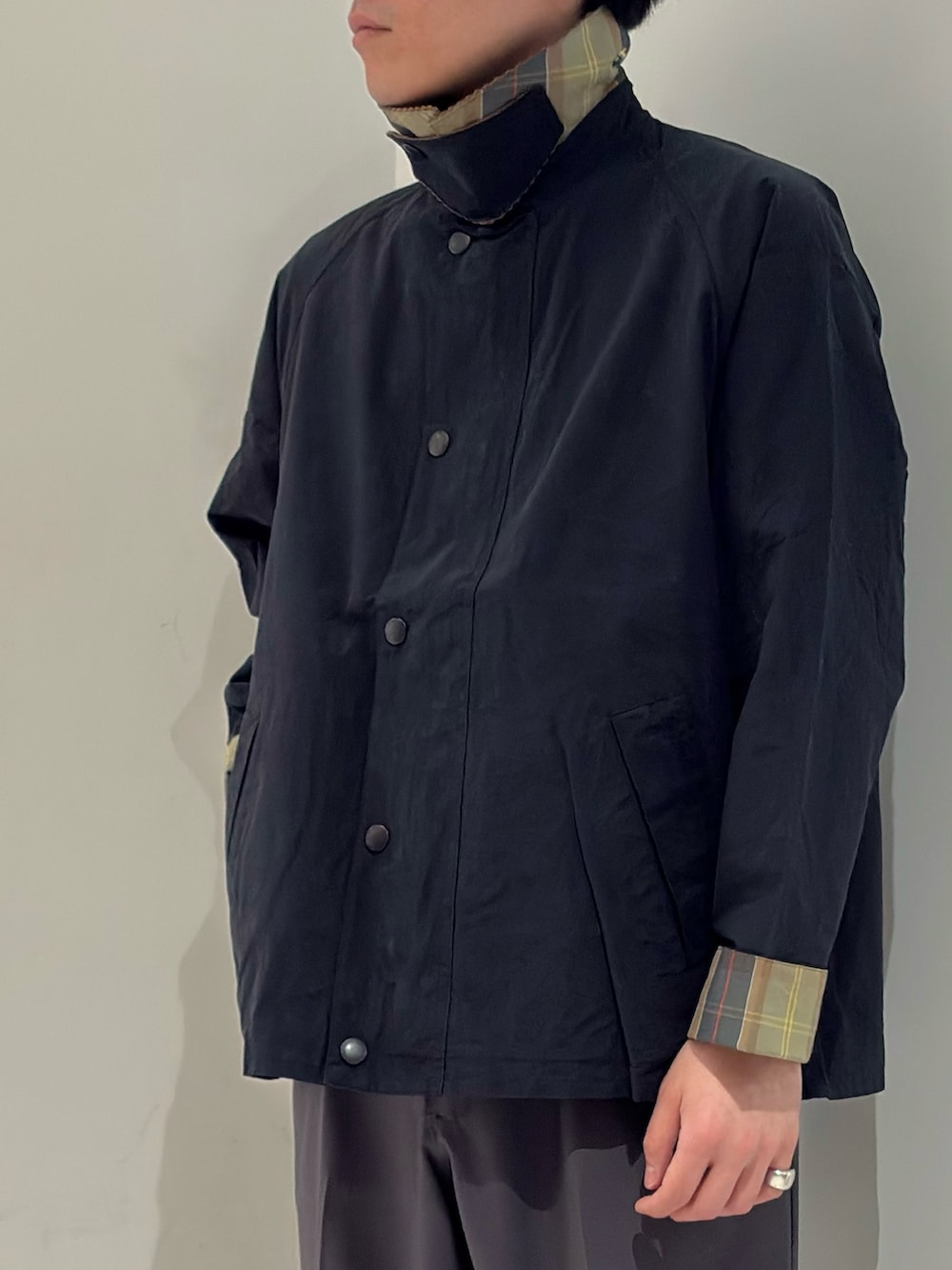 ブルー系のその他アウター、グレー系のその他パンツを着用したメンズの春コーディネートの3枚目の写真