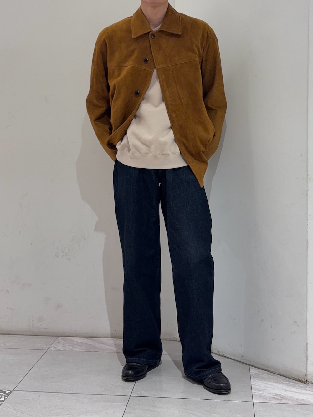 ブラウン系のその他アウター、ベージュ系のスウェットを着用したメンズの冬コーディネートの3枚目の写真