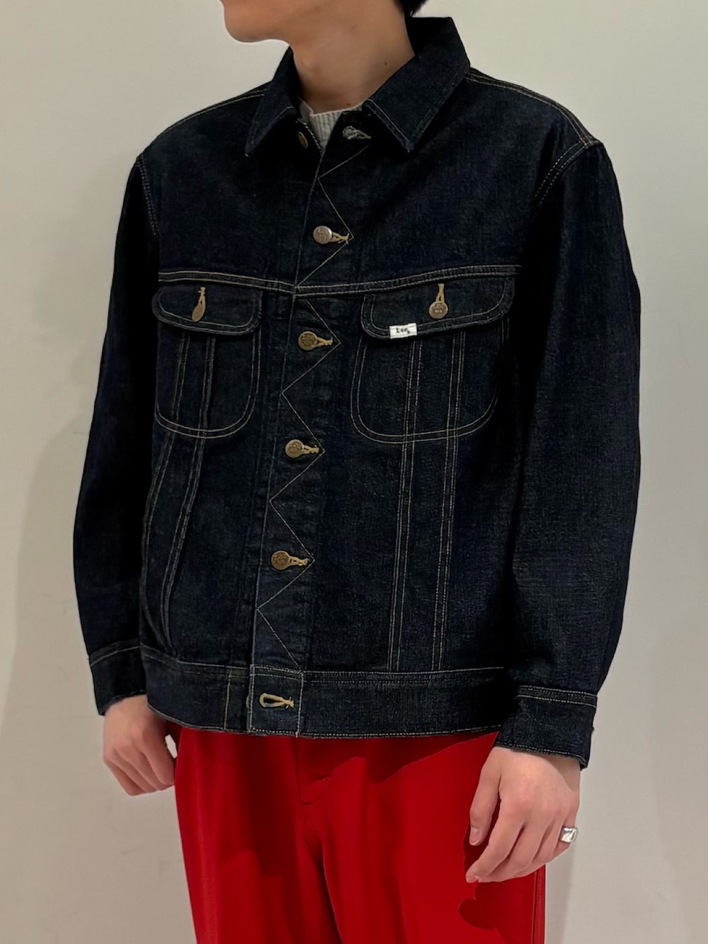 レッド系のその他パンツ、ブルー系のデニムジャケットを着用したメンズの冬コーディネートの3枚目の写真