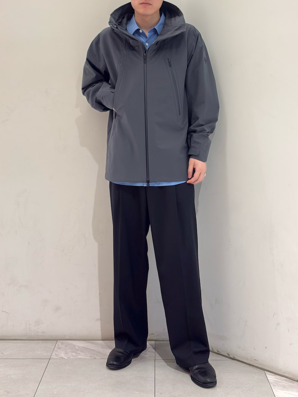 グレー系のマウンテンパーカー、ブルー系のシャツ/ブラウス、ブルー系のその他パンツを着用したメンズの春コーディネートの3枚目の写真