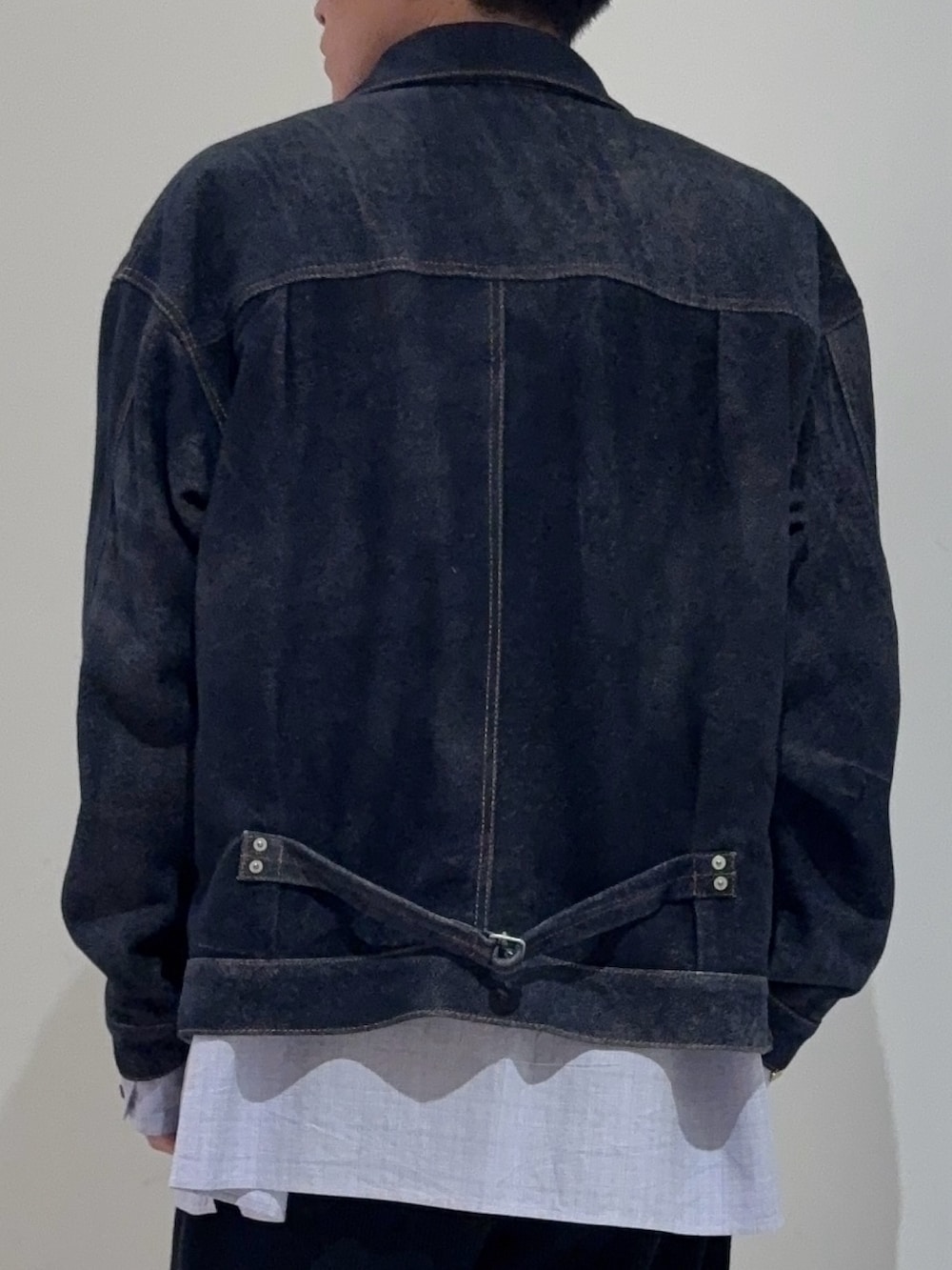 ブルー系のテーラードジャケット、ブルー系のその他パンツを着用したメンズの冬コーディネートの9枚目の写真