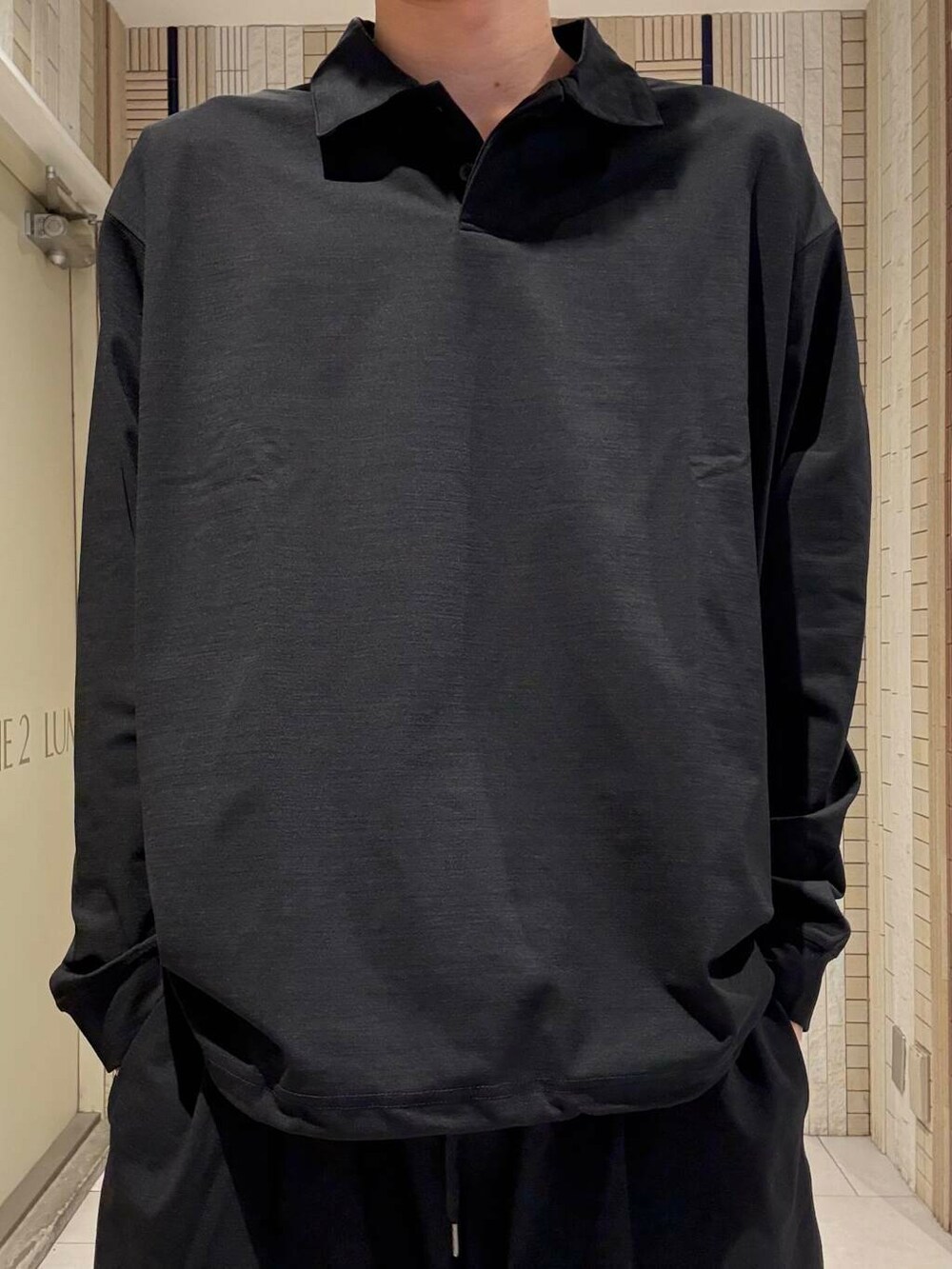 ブルー系のその他パンツ、ブルー系のポロシャツ、ブラウン系のサンダルを着用したメンズの夏コーディネートの4枚目の写真