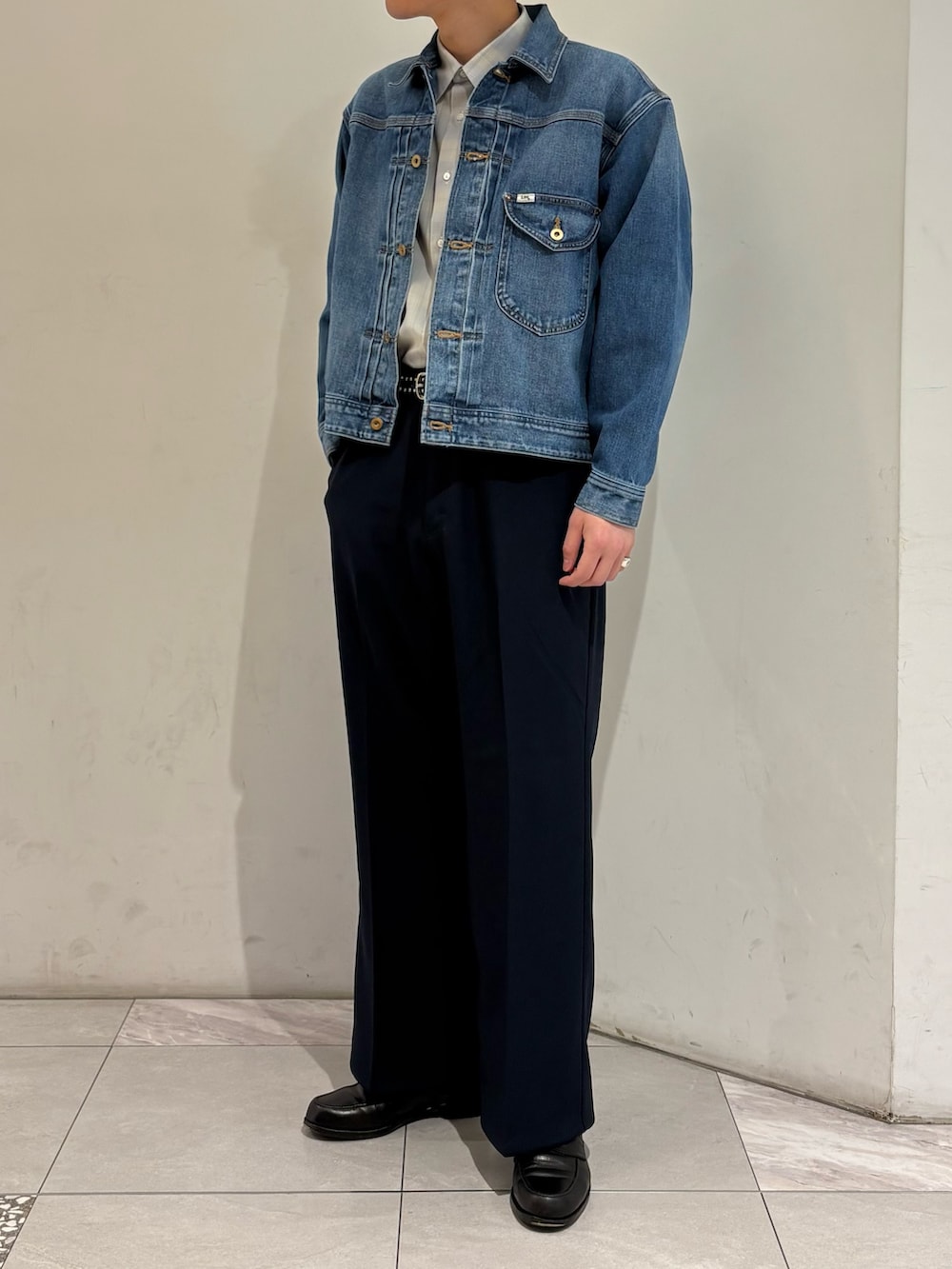 ブルー系のデニムジャケット、その他のシャツ/ブラウス、ブルー系のその他パンツを着用したメンズの冬コーディネートの2枚目の写真