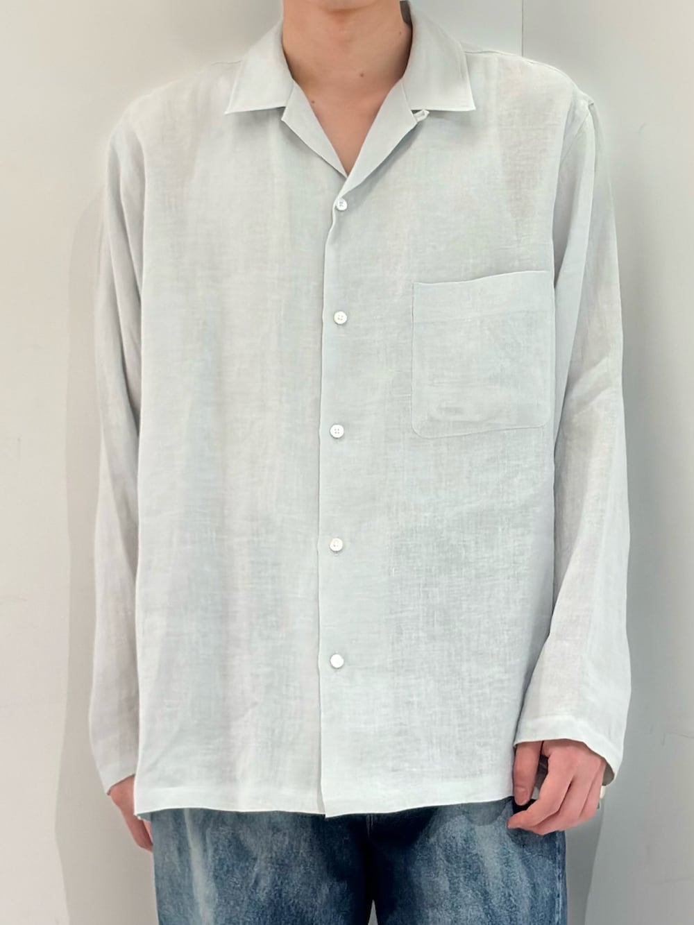 ブルー系のシャツ/ブラウス、ブルー系のデニムパンツ、ブラック系のブーツを着用したメンズの春コーディネートの3枚目の写真