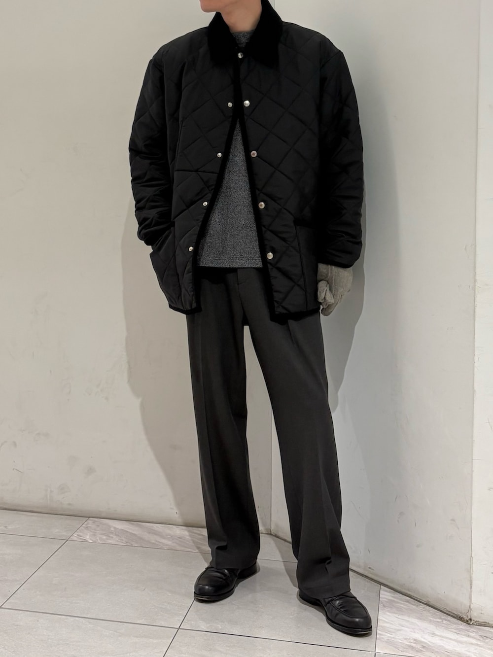 ブラック系のダウンジャケット/コート、グレー系のニット/セーター、グレー系のその他パンツを着用したメンズの冬コーディネートの2枚目の写真