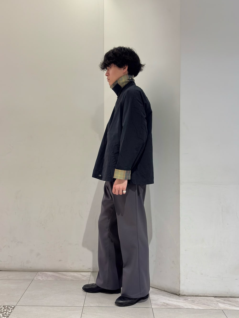 ブルー系のその他アウター、グレー系のその他パンツを着用したメンズの春コーディネートの4枚目の写真