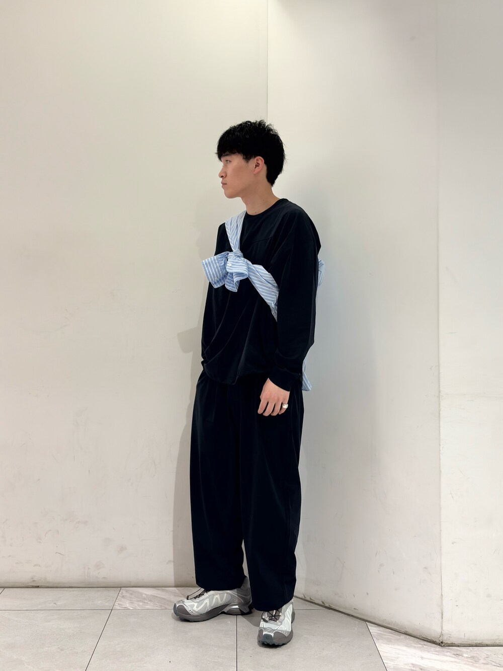 ブルー系のその他パンツ、ブルー系のTシャツ/カットソー、その他のシャツ/ブラウスを着用したメンズの春コーディネートの2枚目の写真