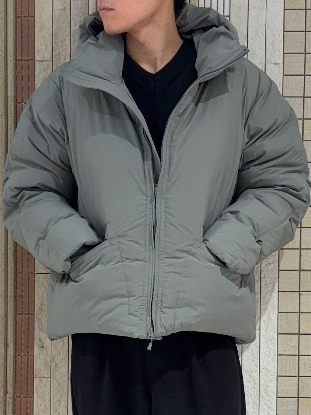 グレー系のダッフルコート、ブラック系のニット/セーター、ブラック系のその他パンツを着用したメンズの秋コーディネートの4枚目の写真