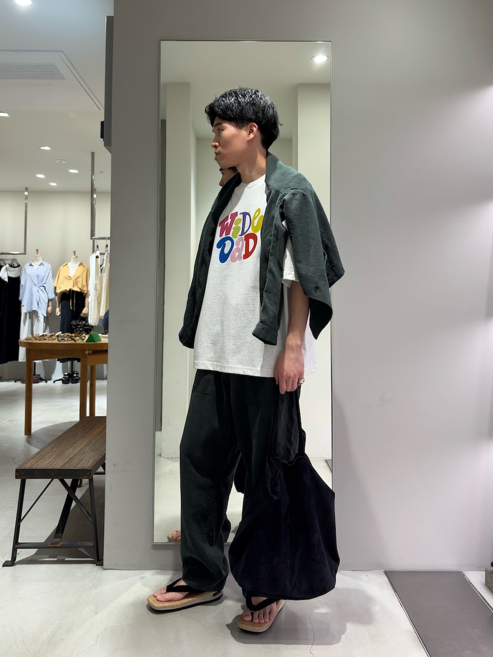 ホワイト系のTシャツ/カットソー、グリーン系のカバーオール、ホワイト系のその他シューズを着用したメンズの夏コーディネートの3枚目の写真