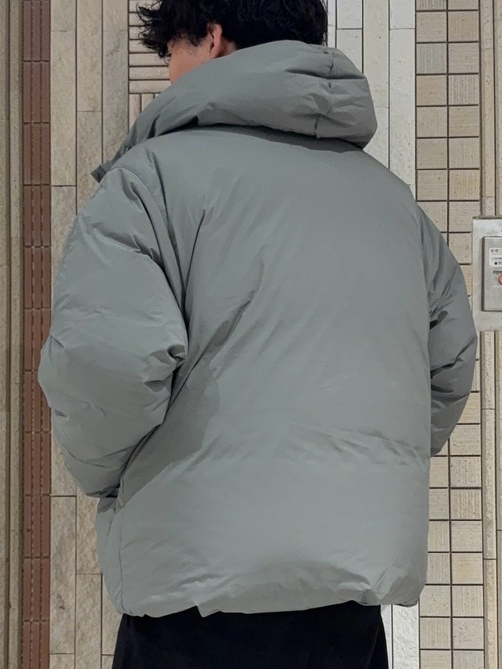 グレー系のダッフルコート、ブラック系のニット/セーター、ブラック系のその他パンツを着用したメンズの秋コーディネートの9枚目の写真