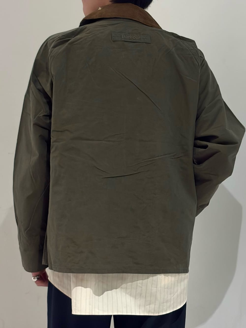 グリーン系のその他アウター、ホワイト系のシャツ/ブラウス、ブルー系のその他パンツを着用したメンズの春コーディネートの7枚目の写真