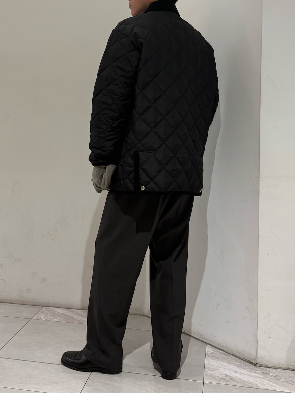 ブラック系のダウンジャケット/コート、グレー系のニット/セーター、グレー系のその他パンツを着用したメンズの冬コーディネートの6枚目の写真