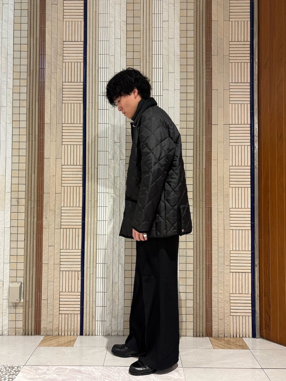 ブラック系のダウンジャケット/コート、ブラック系のテーラードジャケット、ブラック系のその他パンツを着用したメンズの秋コーディネートの6枚目の写真
