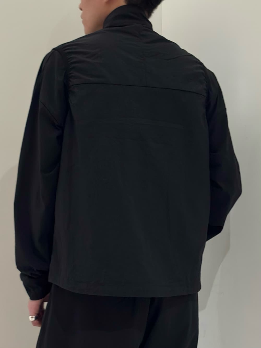 ブラック系のTシャツ/カットソー、ブラック系のその他パンツ、シルバー系のスニーカーを着用したメンズの春コーディネートの7枚目の写真