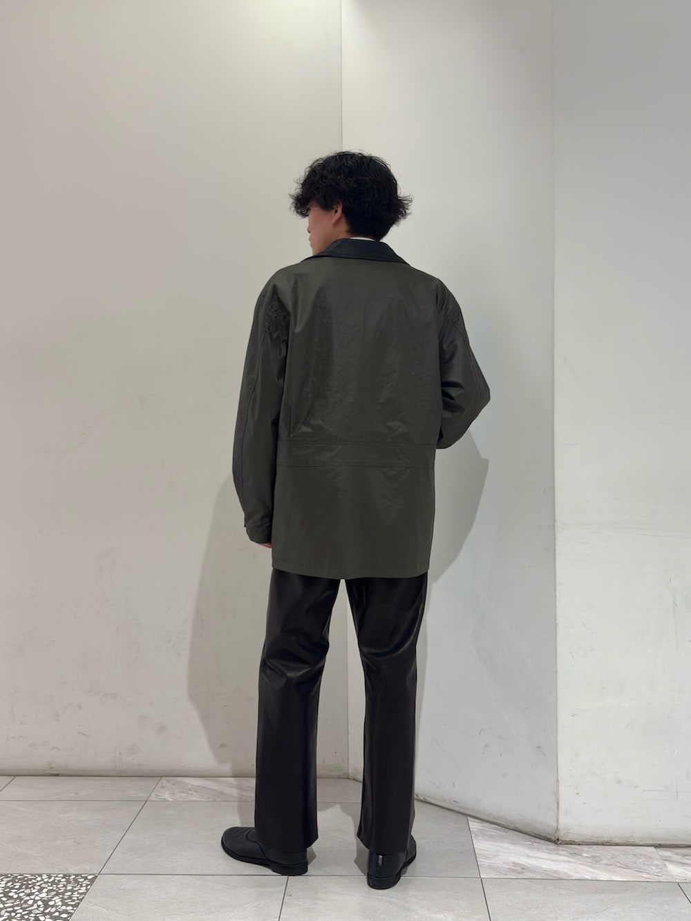 グリーン系のその他アウター、ホワイト系のシャツ/ブラウスを着用したメンズの春コーディネートの5枚目の写真