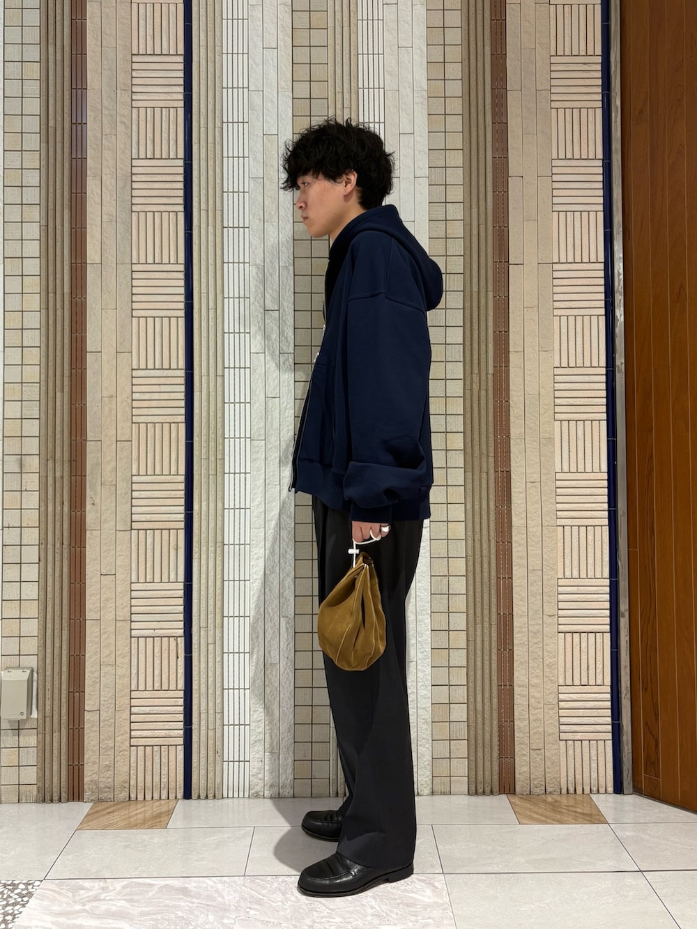 グレー系のその他パンツ、ブルー系のパーカー、ホワイト系のTシャツ/カットソーを着用したメンズの秋コーディネートの3枚目の写真