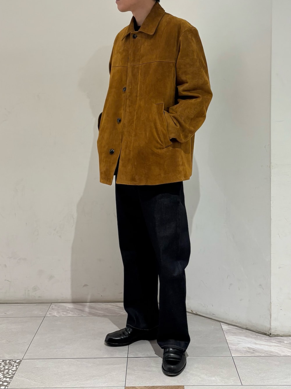 ブルー系のデニムパンツ、ブラウン系のその他アウターを着用したメンズの冬コーディネートの2枚目の写真