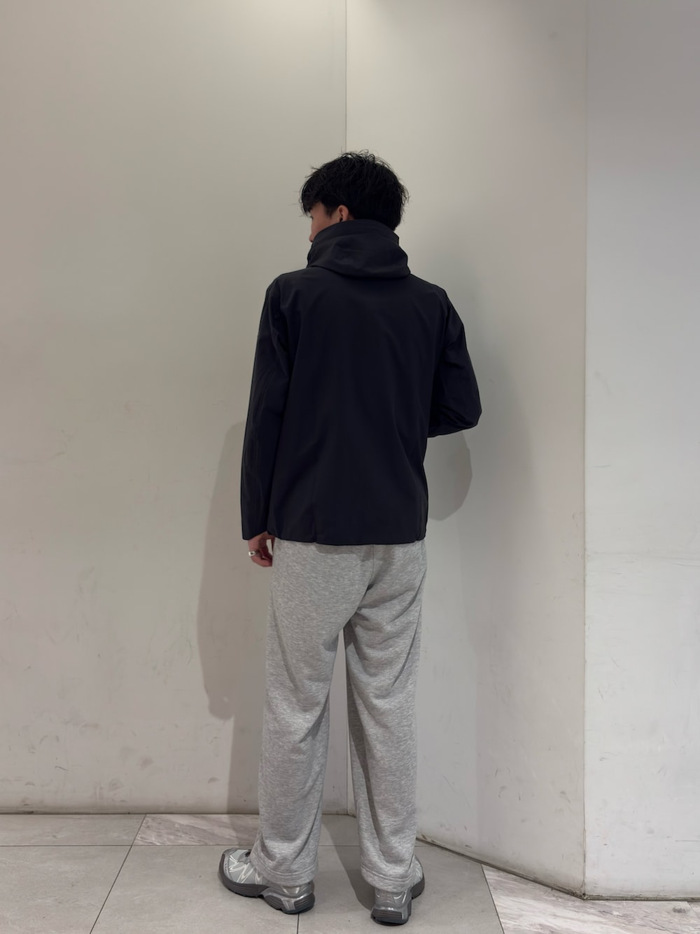 ブラック系のテーラードジャケット、グレー系のその他パンツ、シルバー系のスニーカーを着用したメンズの春コーディネートの5枚目の写真