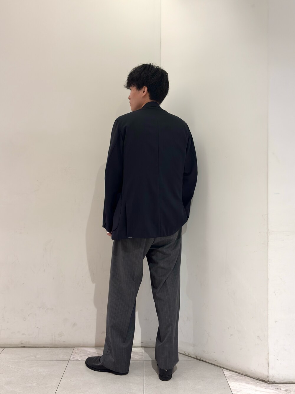 ブラック系のブーツ、グレー系のその他パンツ、ブルー系のニット/セーターを着用したメンズの春コーディネートの5枚目の写真