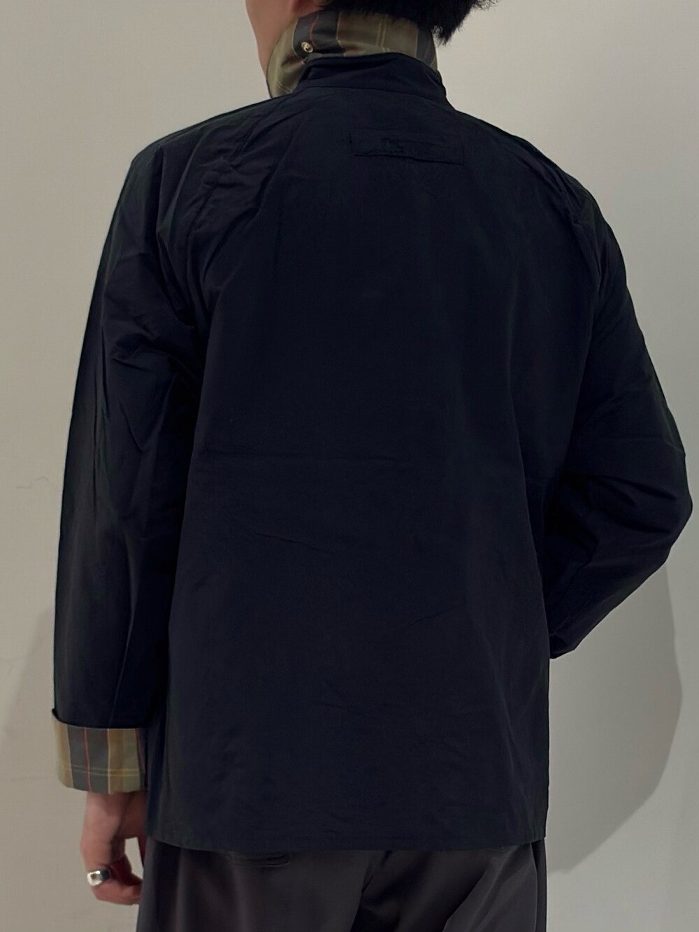 ブルー系のその他アウター、グレー系のその他パンツを着用したメンズの春コーディネートの7枚目の写真