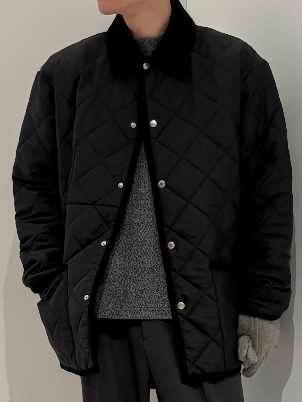 ブラック系のダウンジャケット/コート、グレー系のニット/セーター、グレー系のその他パンツを着用したメンズの冬コーディネートの3枚目の写真