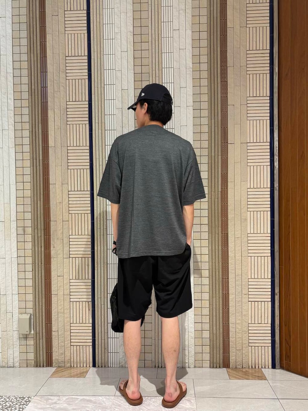 ブルー系のその他パンツ、ブラック系のショルダーバッグ、グレー系のTシャツ/カットソーを着用したメンズの夏コーディネートの4枚目の写真