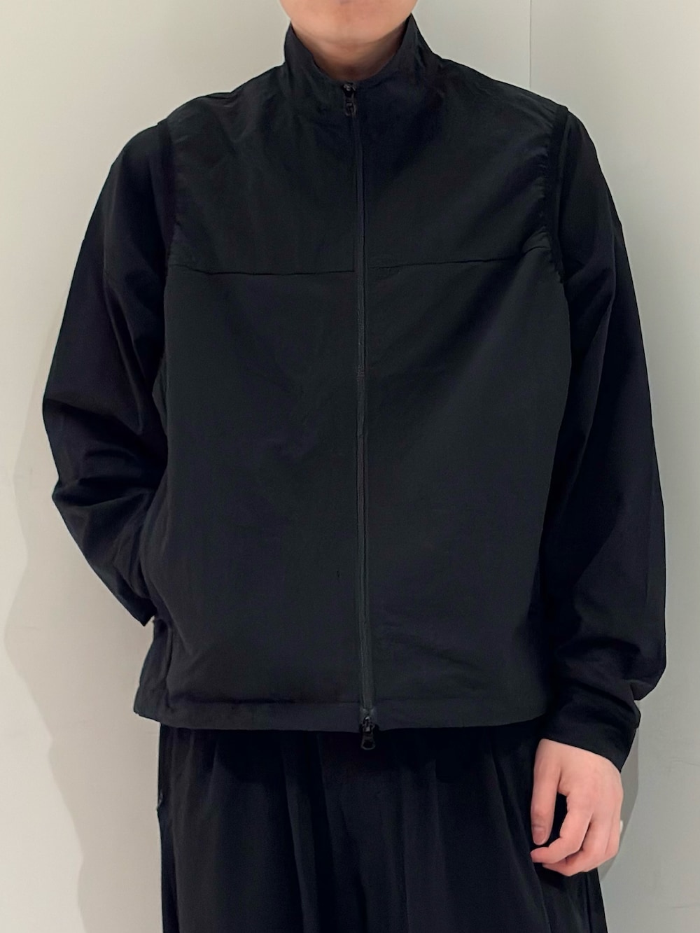 ブラック系のTシャツ/カットソー、ブラック系のその他パンツ、シルバー系のスニーカーを着用したメンズの春コーディネートの3枚目の写真