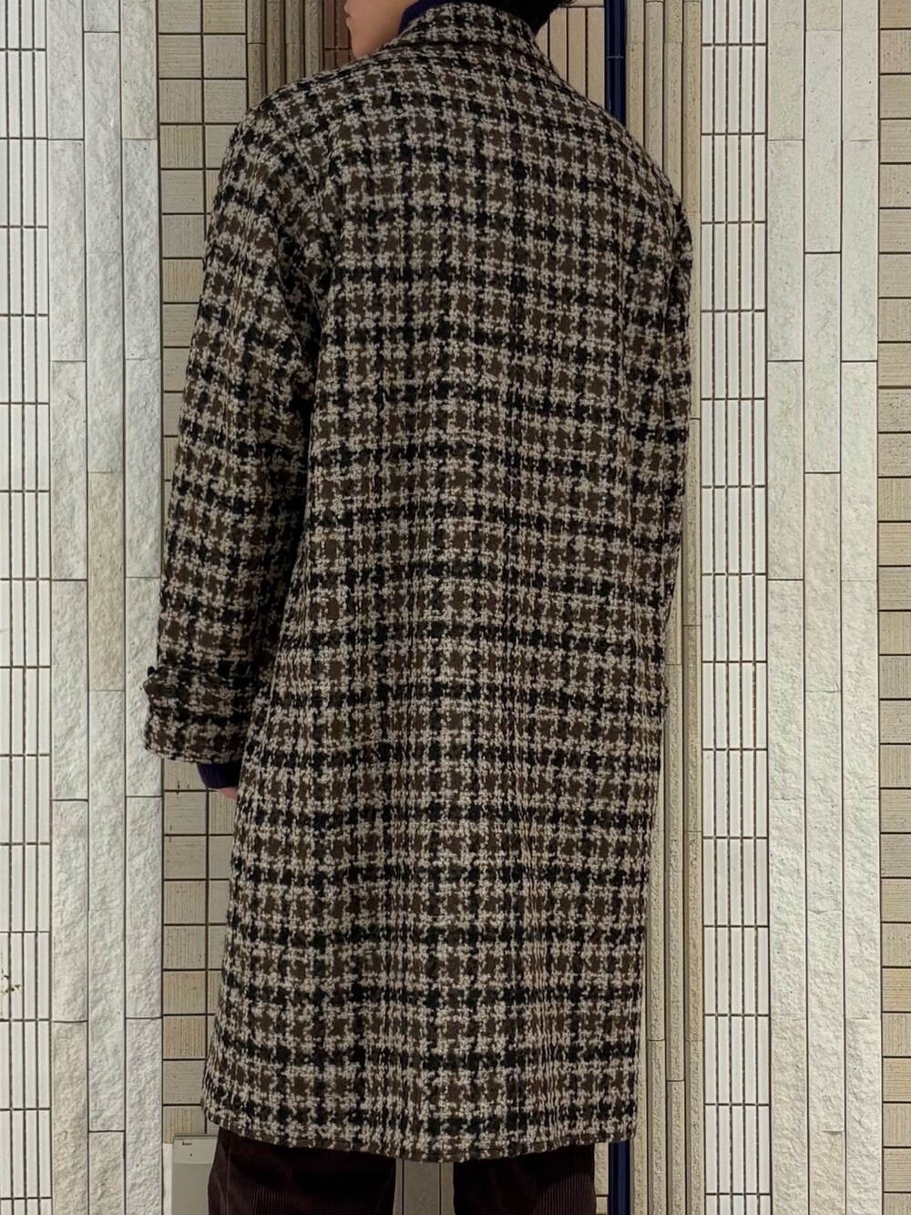 ベージュ系のステンカラーコート、パープル系のテーラードジャケットを着用したメンズの冬コーディネートの8枚目の写真