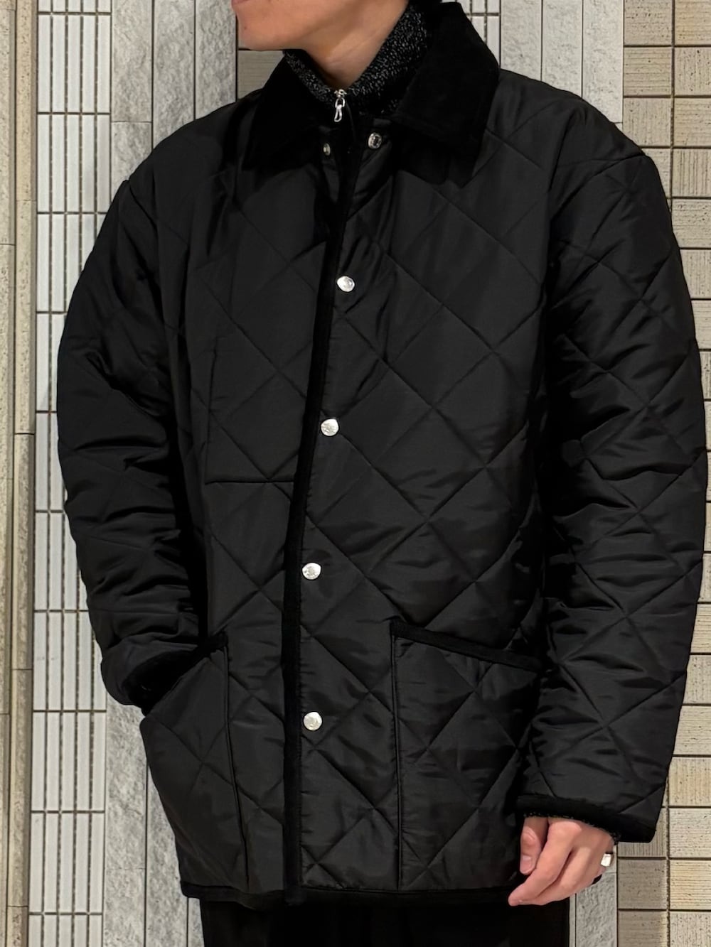 ブラック系のダウンジャケット/コート、ブラック系のテーラードジャケット、ブラック系のその他パンツを着用したメンズの秋コーディネートの3枚目の写真