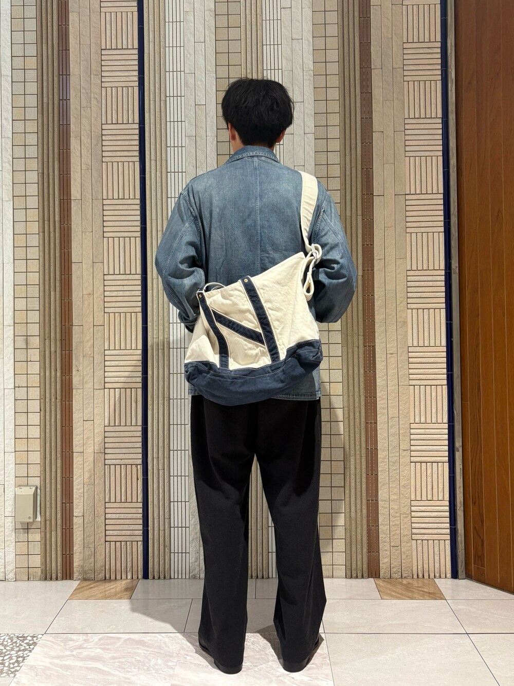 ブルー系のカバーオール、ブラック系のその他パンツ、ホワイト系のTシャツ/カットソーを着用したメンズの夏コーディネートの4枚目の写真