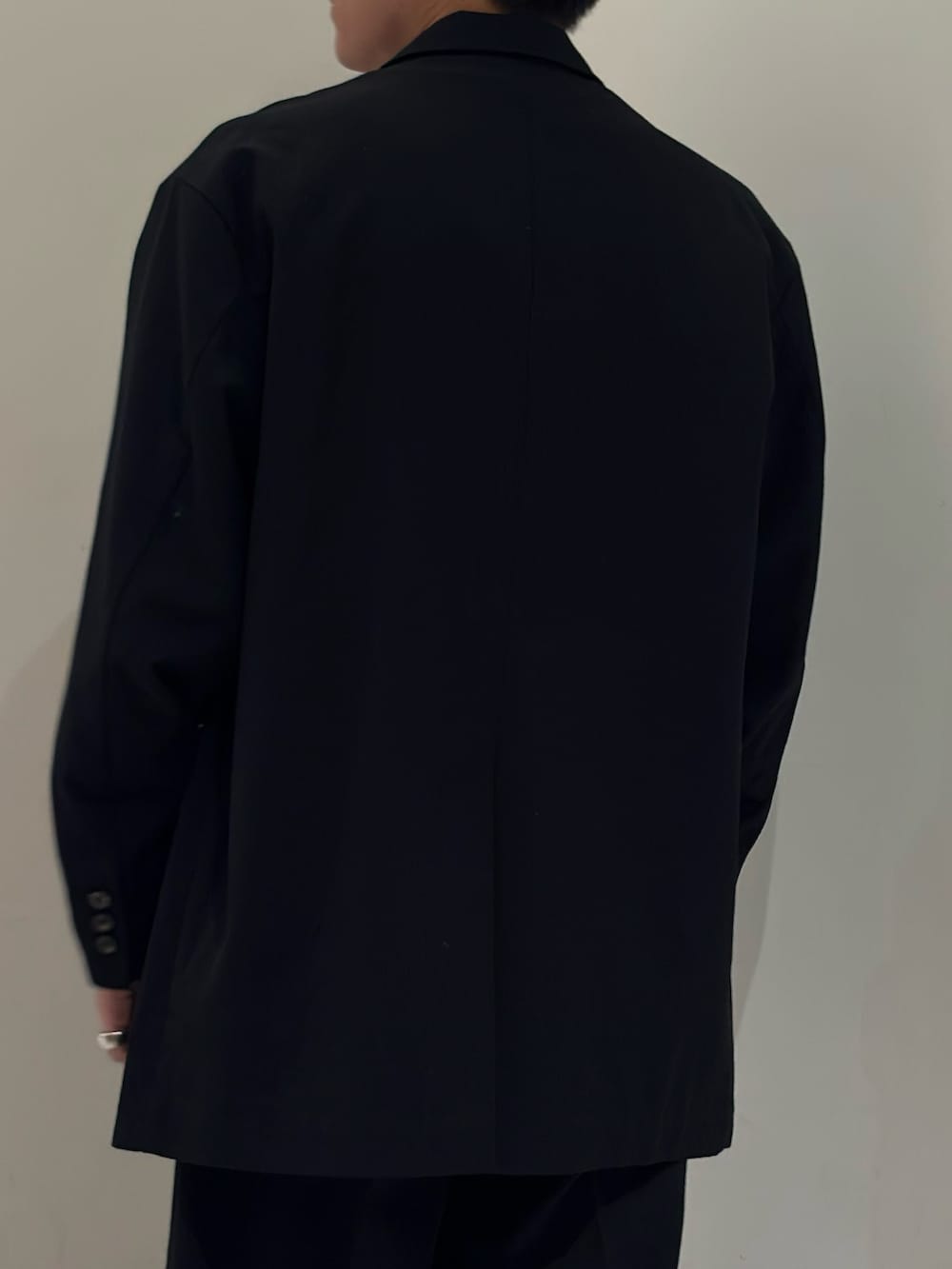 ブラック系のその他アウター、イエロー系のニット/セーター、ブラック系のその他パンツを着用したメンズの春コーディネートの7枚目の写真